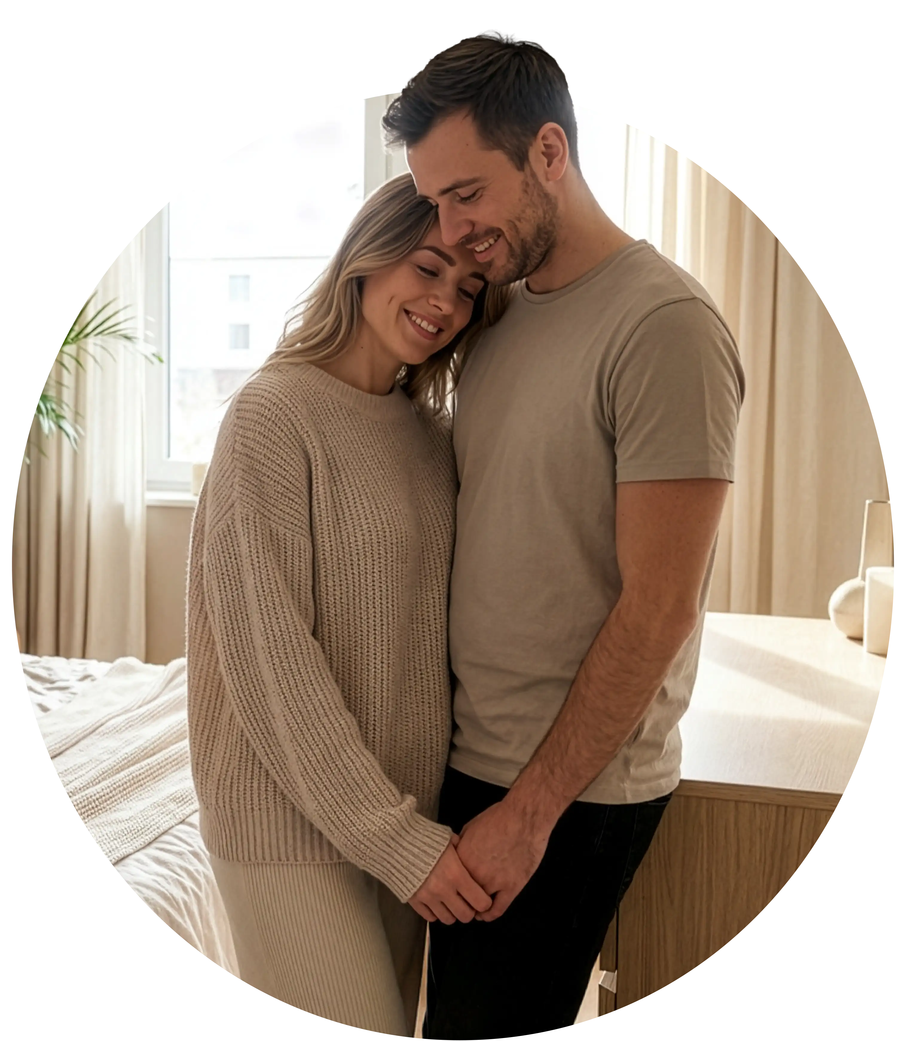 Parella jove agafats de la ma