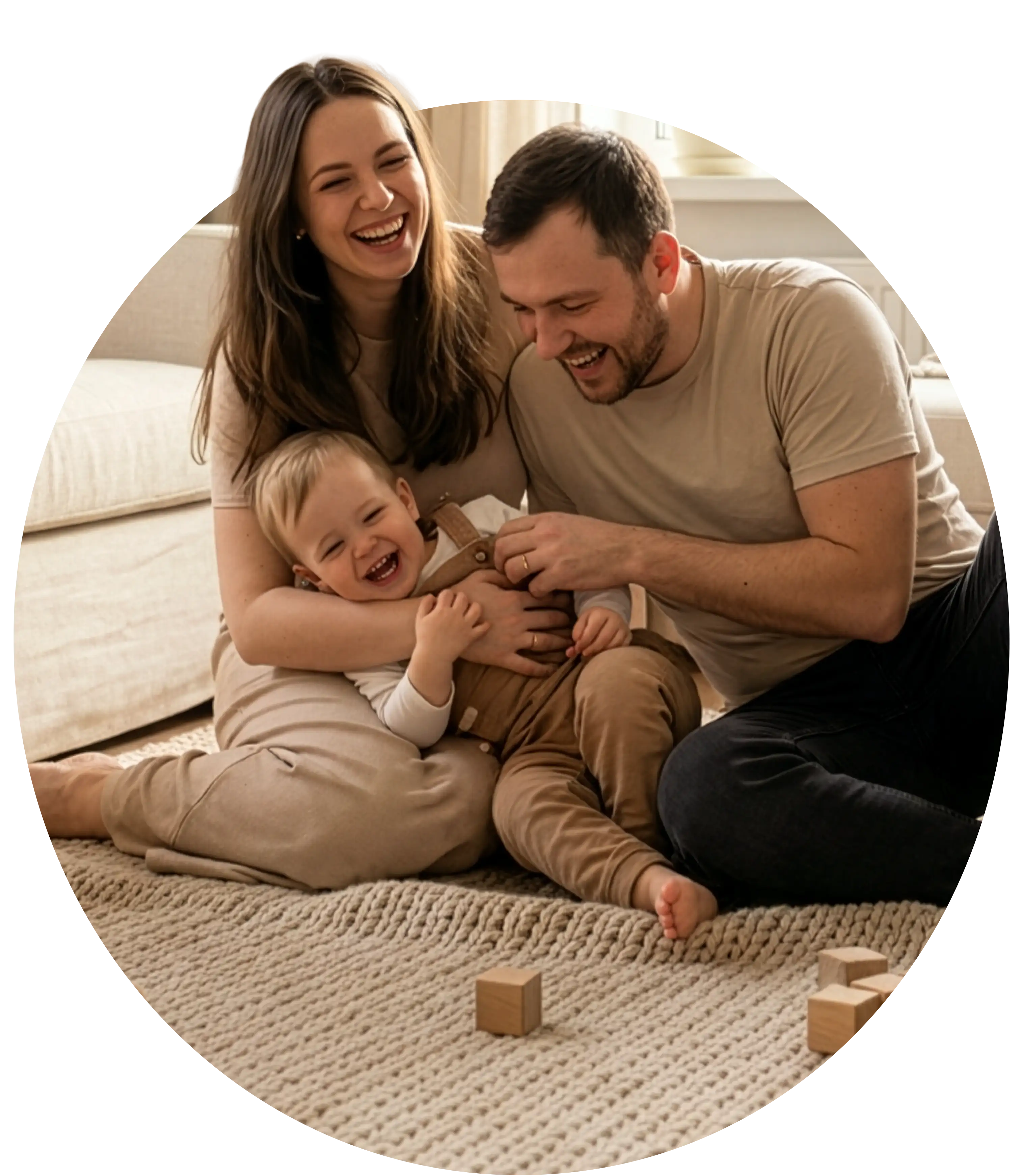 Familia jugando con su hijo
