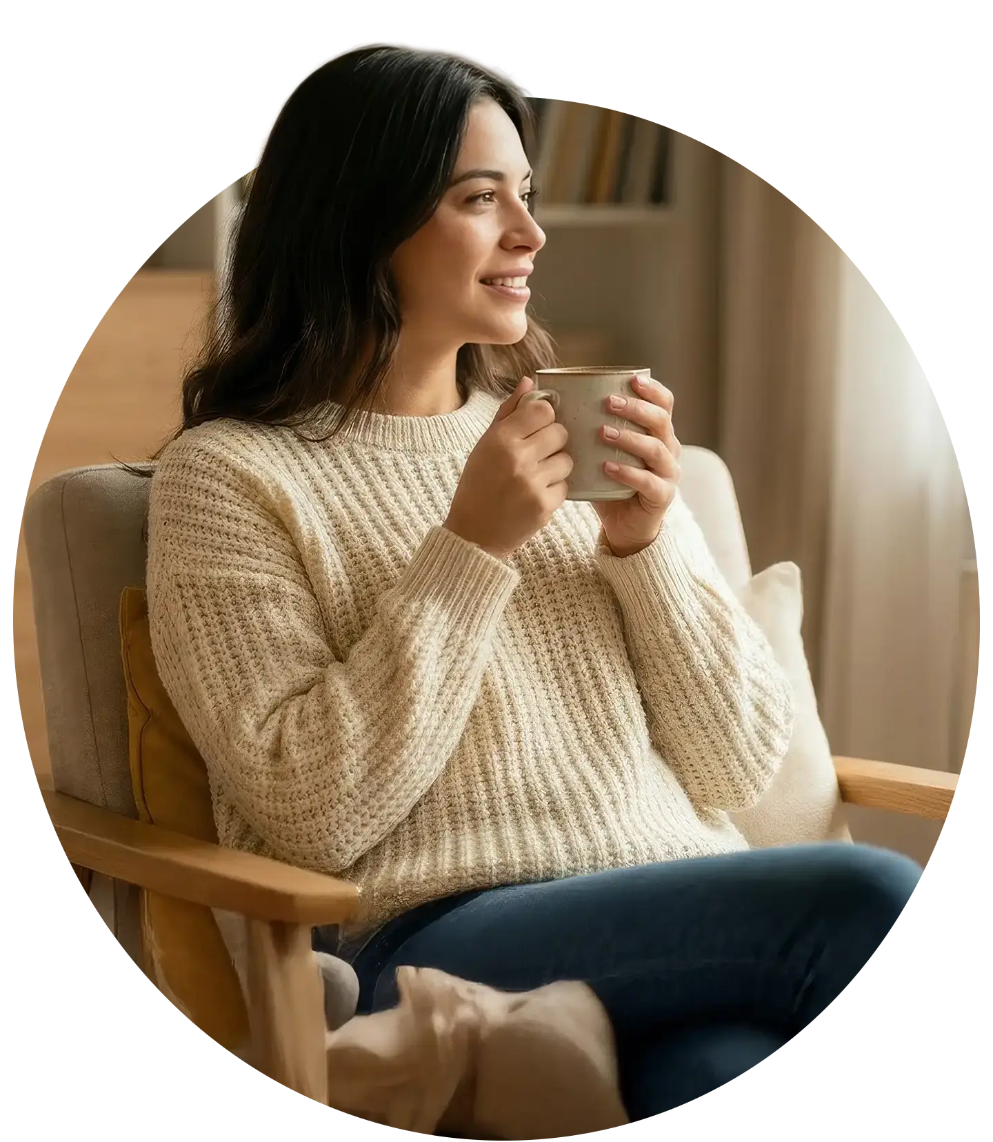 Interior d'una llar moderna i sostenible amb molta llum natural